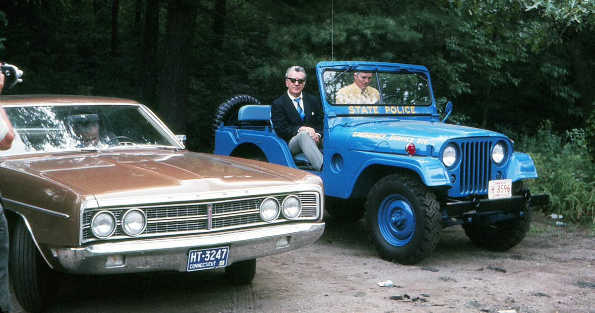 Connecticut police car and officer image