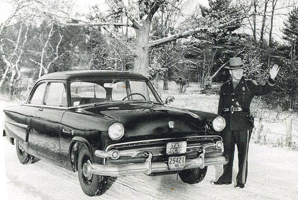 Connecticut police car and officer image