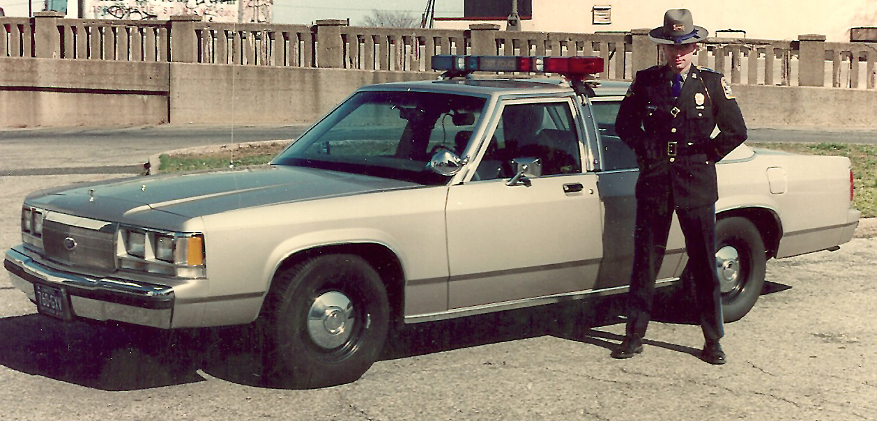 Connecticut police car and officer image